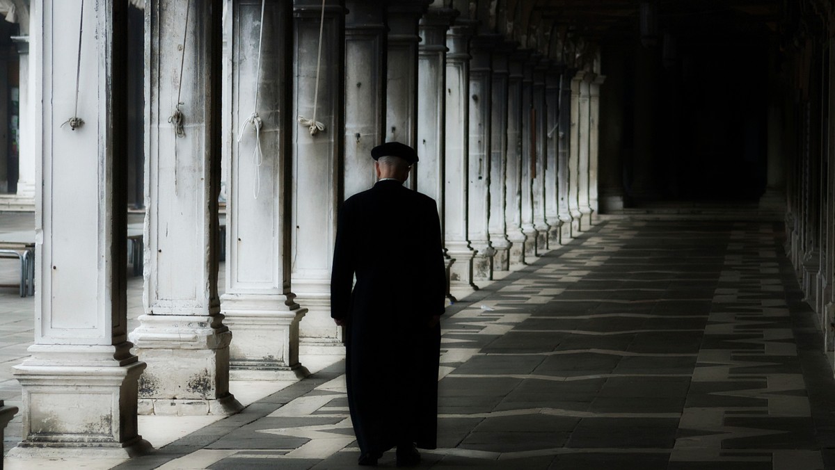 Próby uprawiania polityki zarzucił niektórym księżom z Polski pełnomocnik rządu Białorusi ds. religii i narodowości Leanid Hulaka. Rzecznik Konferencji Episkopatu Białorusi Jury Sańko powiedział, że o ile wie, żaden z nich nie zajmuje się polityką.