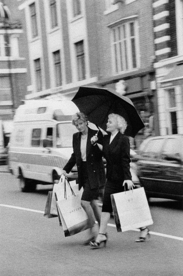 19.Alison Jackson, Diana and Marilyn shopping, 2000