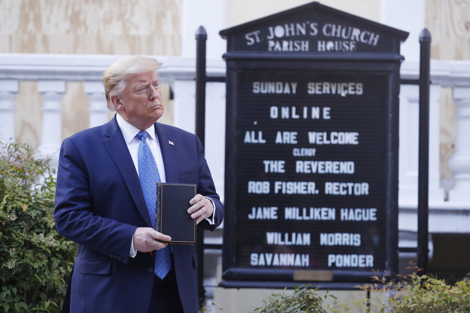 Trump pozuje z Biblią