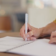 Figyelje a kézírását – Parkinson-kórt is jelezhet, ha ezt tapasztalja!