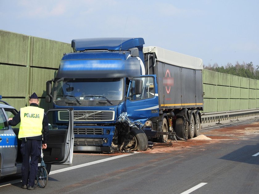 Groźny wypadek na Podlasiu. TIR zderzył się z osobówką