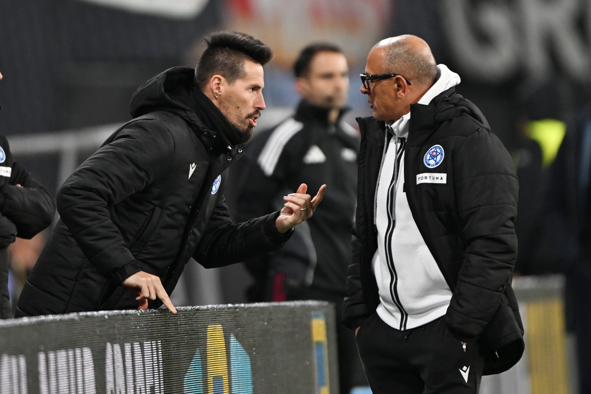 Sprava tréner Francesco Calzona (Slovensko) a asistent trénera Marek Hamšík. 