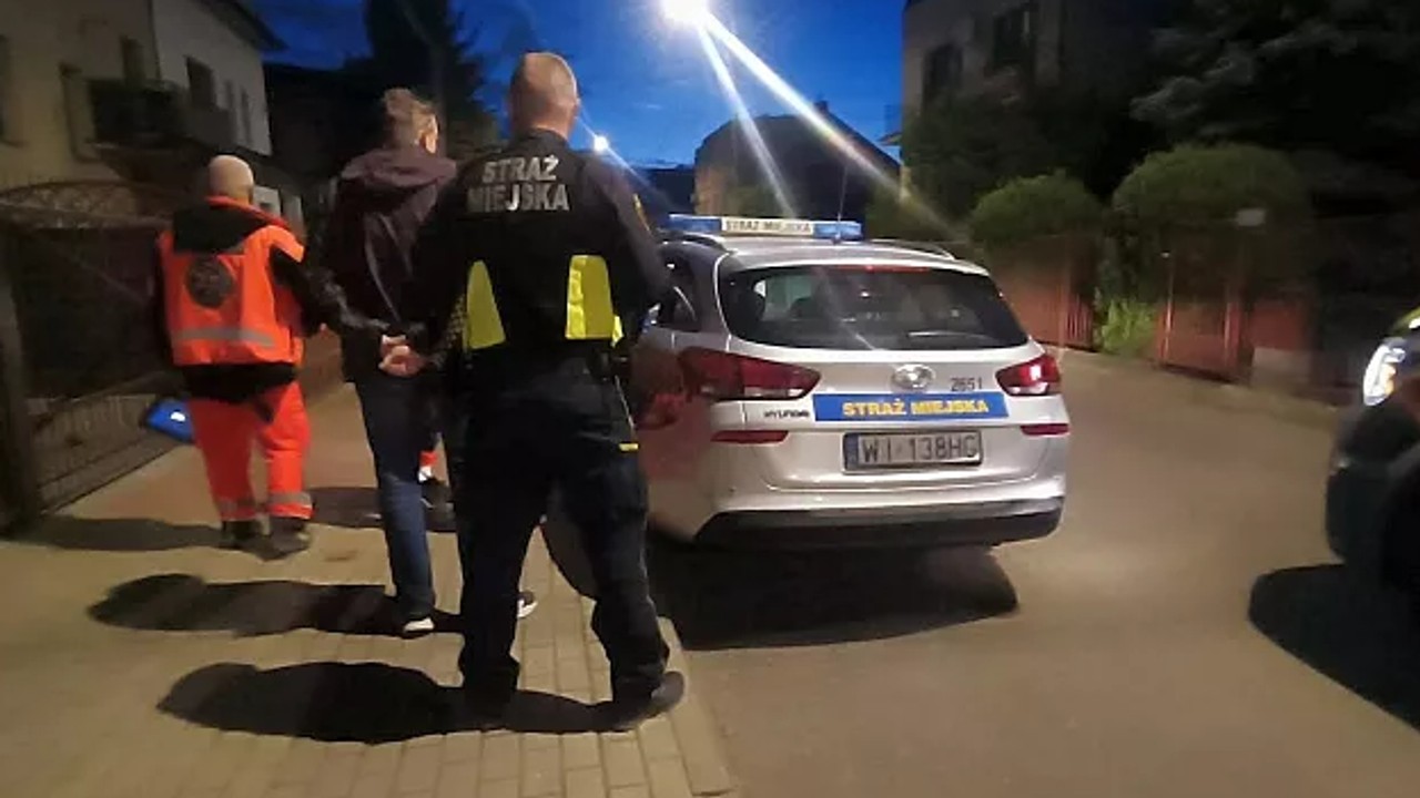 Roztrzęsiona kobieta na cudzej posesji. Strażnicy miejscy ruszyli z pomocą