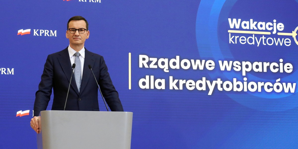 Premier Mateusz Morawiecki podczas konferencji prasowej w sprawie wakacji kredytowych w lipcu 2022 r.