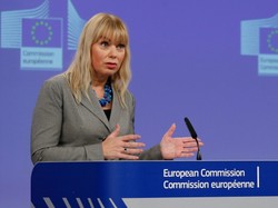 Małe fale - duża zmiana: komisarz Bieńkowska podkręciła swoją kobiecość. FOTO