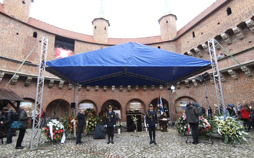 Urna Sławomira Mrożka w Barbakanie