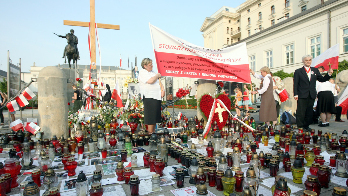 Księża z kościoła św. Anny i Jacek Michałowski, szef Kancelarii Prezydenta uznali, że dziś przeniesienie krzyża nie jest możliwe. Na razie zostanie pod Pałacem.