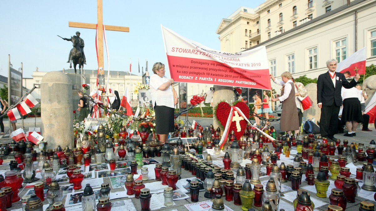 Przed Pałacem Prezydenckim doszło do przepychanek. Jedna ze zwolenniczek pozostawienia krzyża przed Pałacem zaczęli skandowować: "Mordercy!". Większość osób zgromadzonych w okolicy budynku zachowuje się spokojnie. Przed Pałacem pojawiły się wcześniej kolejne krzyże.