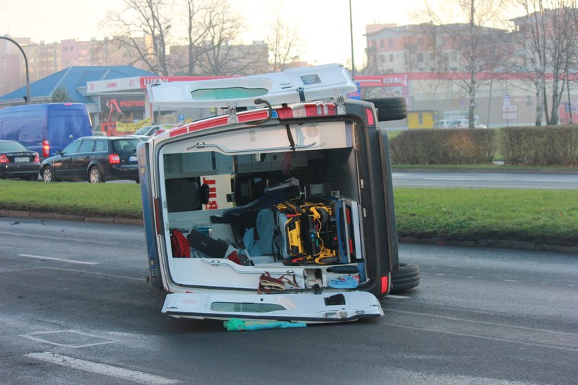 Wypadek karetka Jelenia Góra Kiepury Jana Pawła II