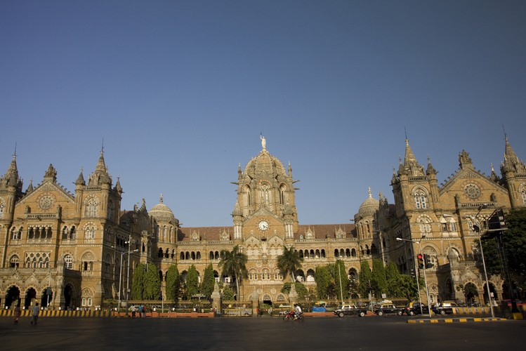 Bombaj – największe miasto w Indiach. Jest również jednym z najchętniej odwiedzanych przez turystów indyjskich miast. Bombaj jest finansowym centrum kraju, a jego mieszkańcy mogą się pochwalić wyższym poziomem życia niż reszta narodu. Stolicą Indii od 1947 jest miasto Nowe Delhi, które leży w granicach administracyjnych miasta Delhi.