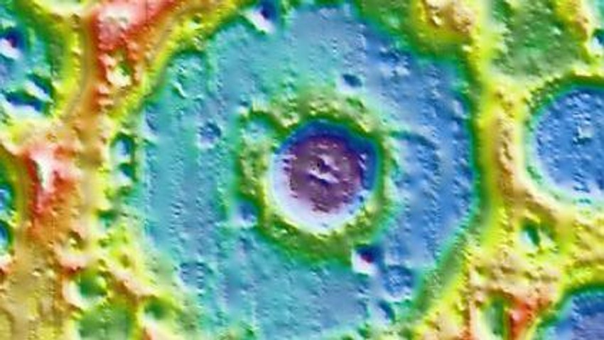 Krater Ajnštajn širok je više od 180 km i dovoljno je velik da u sebi sadrži manji krater | Foto: NASA