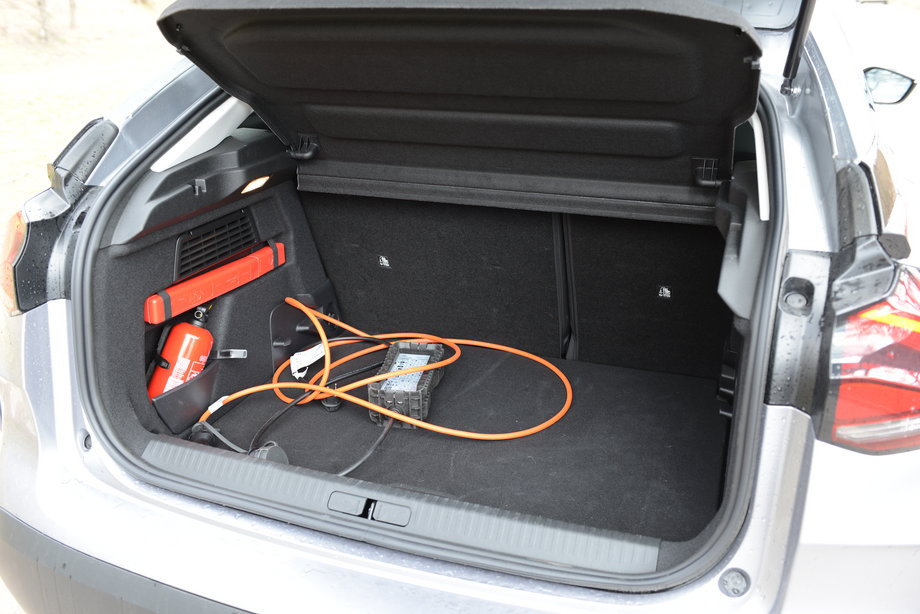 Citroen e-C4 ma bagażnik o objętości 380 litrów, a w nim - kabel do ładowania. Nie musi on jednak zajmować przestrzeni na pakunki - miejsce na niego jest też pod podłogą, w osobnym schowku.