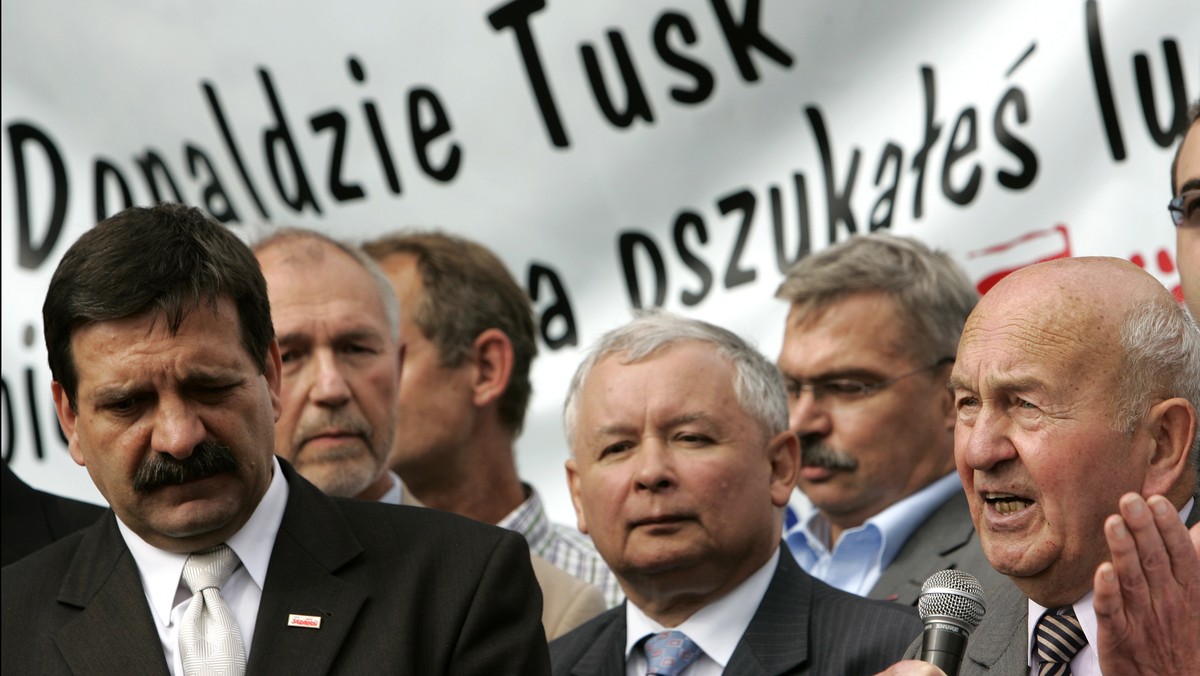 Janusz Śniadek ostro krytykuje Jarosława Kaczyńskiego. Ma mu za złe, że w czasie zjazdu Solidarności wprowadził w swoim przemówieniu wątek sporu historycznego. - Spór wokół Sierpnia '80 i uczestnictwa w nim braci Kaczyńskich zepchnął na plan dalszy sprawy istotne dla człowieka pracy - twierdzi przewodniczący "Solidarności".