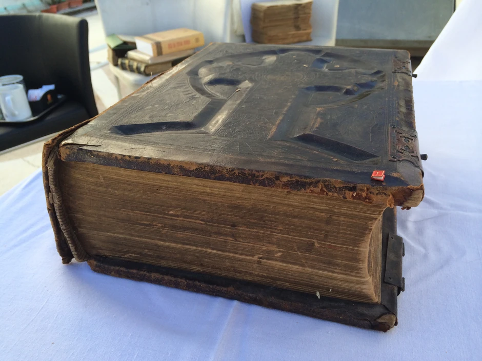 Najveća i najmanja knjiga: Ovaj crveni kvadratić je knjiga!