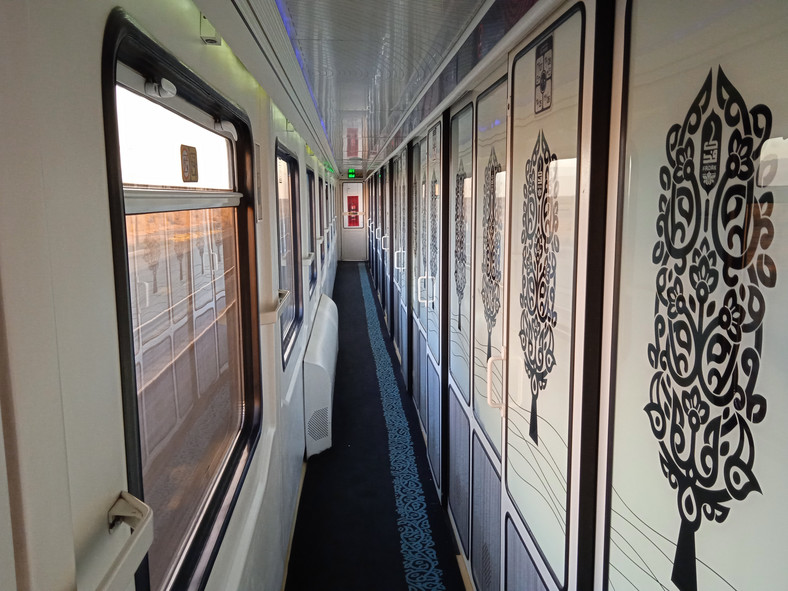 Niezwykłe wnętrze na pozór zwykłego wagonu w pociągu Fadak Dywany w przedziałach i na korytarzu to element kultury i tradycji Iranu