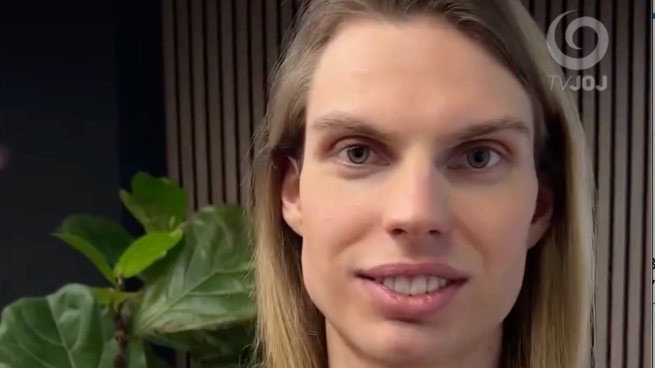 Tomáš zo šou Mama, ožeň ma predviedol vo videovizitke svaly. 