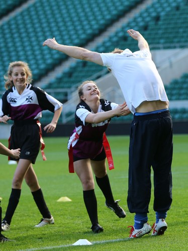 Książę Harry grał w rugby z... dziewczynami