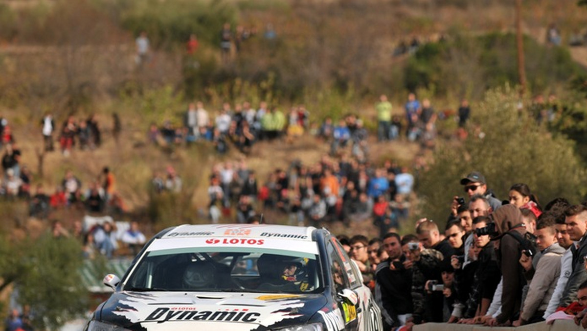 Drugie miejsce w PWRC, 18 punktów i awans w klasyfikacji Mistrzostw Świata to wynik świetnej jazdy załogi Lotos Dynamic Rally Team w Rajdzie Katalonii. Zabrakło tylko dwóch sekund, aby zwyciężyć w tegorocznej szutrowo asfaltowej przedostatniej rundzie WRC. Na pierwszym miejscu zameldował się Patrik Flodin, z którym Michał Kościuszko rozegrał zaciętą walkę o wynik tegorocznego Rajdu Katalonii. Trzecie miejsce w stawce zajął Betino Guerra ze startą +9:45.5.