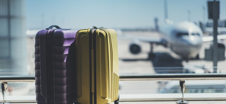 "Chaos" na lotnisku w Amsterdamie. Stosy walizek zalegają nawet przed budynkiem