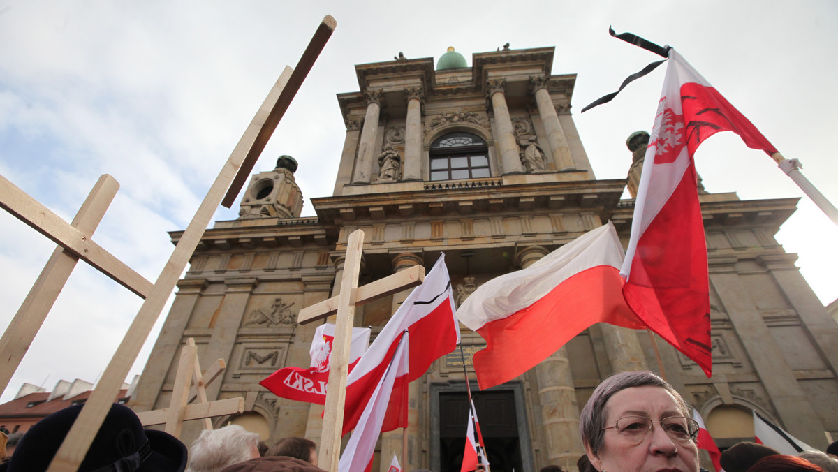 "Polsko-rosyjskie stosunki wywołane do tablicy" - tak dziennik "Kommiersant" tytułuje w poniedziałek relację ze Smoleńska i Warszawy, z uroczystości upamiętniających rocznicę katastrofy polskiego Tu-154M. mu inna wielkonakładowa gazeta "Komsomolskaja Prawda". "Kommiersant" podkreśla, że "pierwszą rocznicę katastrofy samolotu polskiego prezydenta pod Smoleńskiem okryła mrokiem seria skandali".