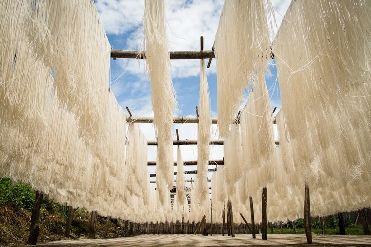 Suszenie makaronu ryżowego, Birma; fot. T. Bogusz / Pirania na kolację