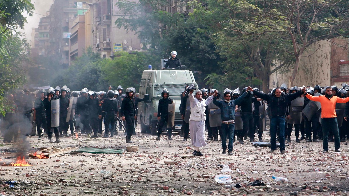 Tysiące Egipcjan zebrało się dziś rano na placu Tahrir w Kairze, żeby wziąć udział w manifestacji "ostatniej szansy", podczas której protestujący będą ponownie domagać się odejścia od władzy wojskowych.