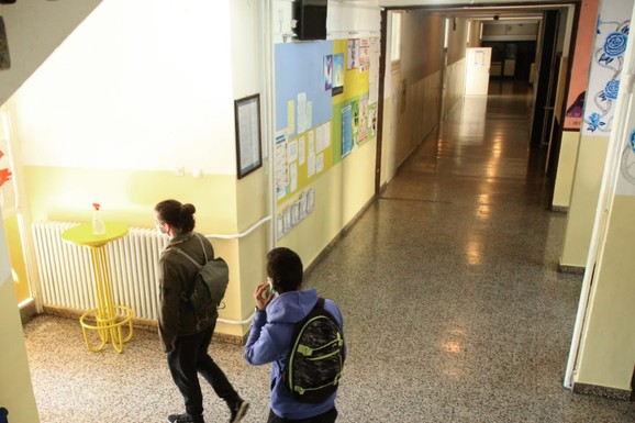 Majka iz Srbije otvorila dušu i pogodila svakog roditelja gde je najslabiji: "Deci odjednom niste potrebni. Držimo im glavu iznad vode i dok tonu. TAKO VAM DANAS IZGLEDA PUBERTET"