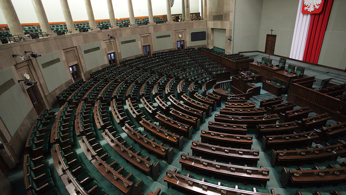 Gdyby wybory odbywały się w najbliższą niedzielę, najwięcej głosów zdobyłoby PiS - 35 proc. Drugie miejsce zajęłaby PO z poparciem 28 proc. - wynika z sondażu TNS Polska. Do Sejmu wszedłby jeszcze SLD z 8 proc. głosów.