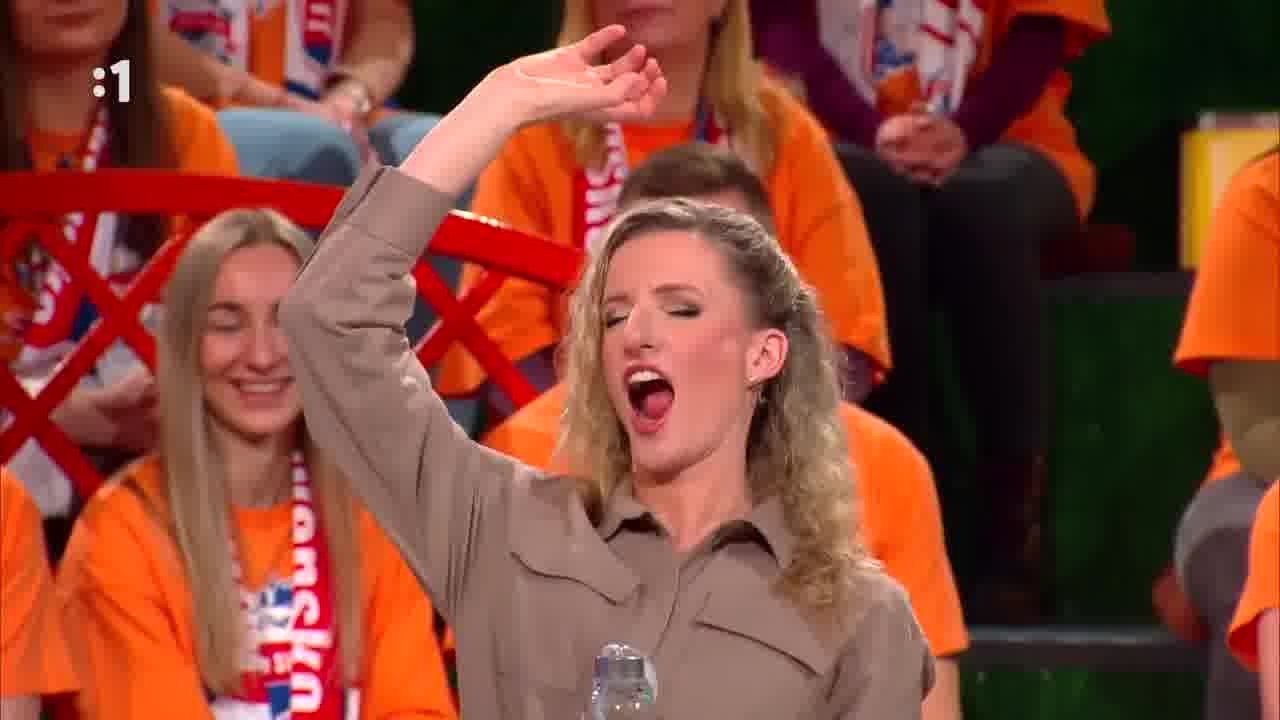 Adela Vinczeová ukazuje, ako si jej syn leje vo vani vodu na tvár.