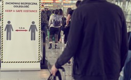 Jaki test zwalnia z kwarantanny po przylocie. Co ze szczepieniem