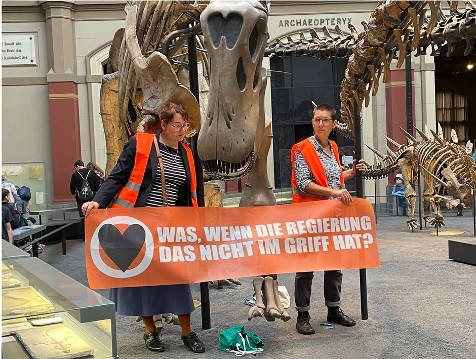 berlin klimatski aktivisti protest dinosaurus muzej