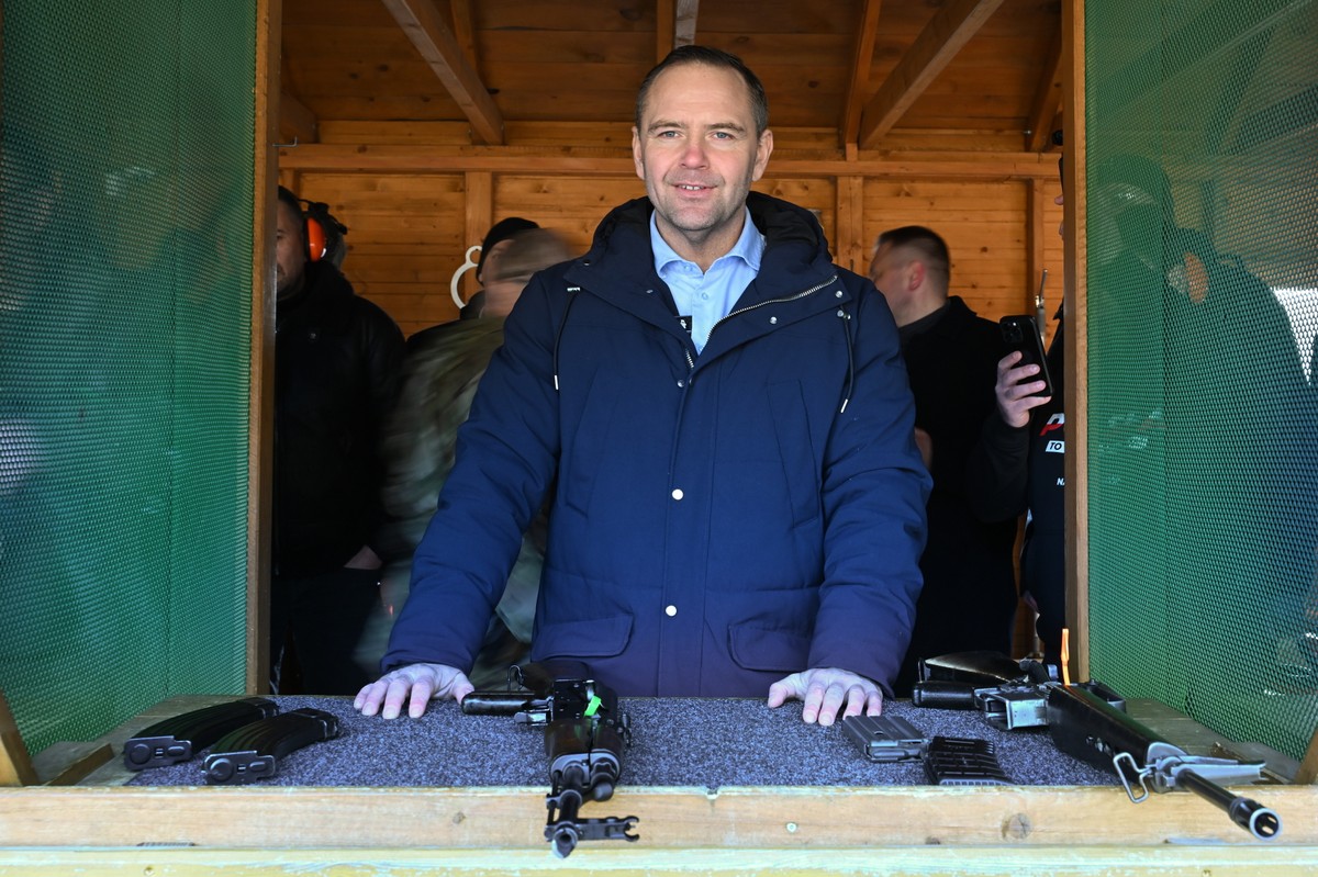 Karol Nawrocki podczas spotkania ze strzelcami i Bractwem Kurkowym na strzelnicy Czapla w Lublewie Gdańskim