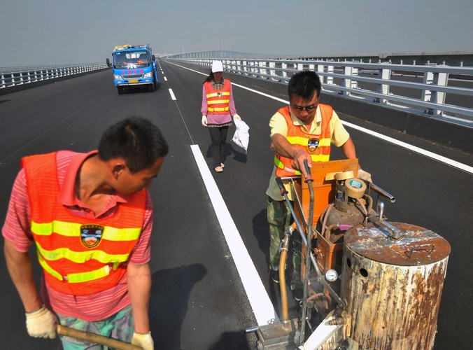 Malowanie pasów na jezdniach