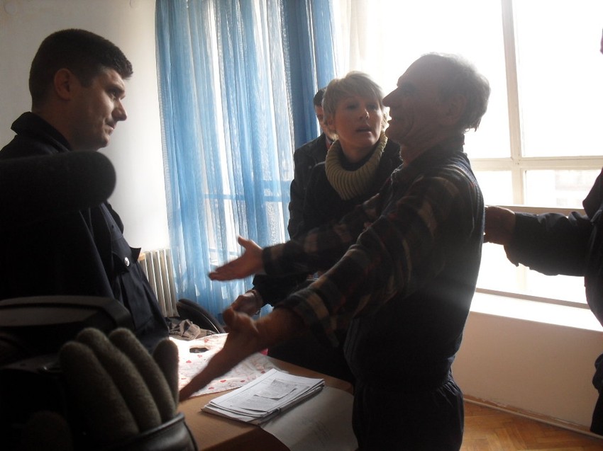 Novinar "Blica" razgovara sa Miroljubom Ivanovićem u sudnici