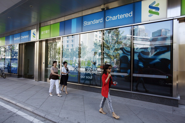 Placówka brytyjskiego banku Standard Chartered w Pekinie. Fot. Bloomberg