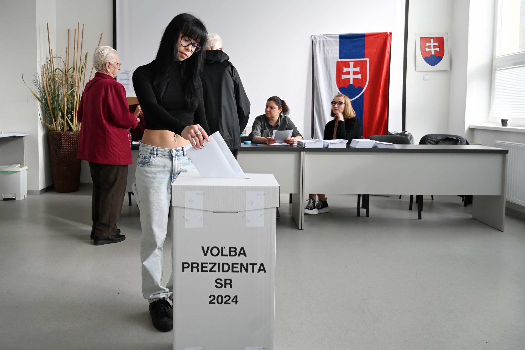 Prvovolička Dorota vhadzuje obálku s hlasovacím lístkom do volebnej schránky v Trnave.