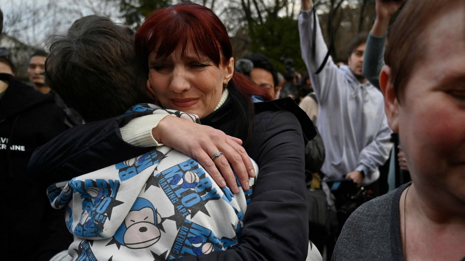Inessa przytula swojego syna Witalija po tym, jak 22 marca 2023 r. do Kijowa przyjechał autobus, w którym on i kilkanaście innych dzieci wróciło z terenów zajętych przez Rosję