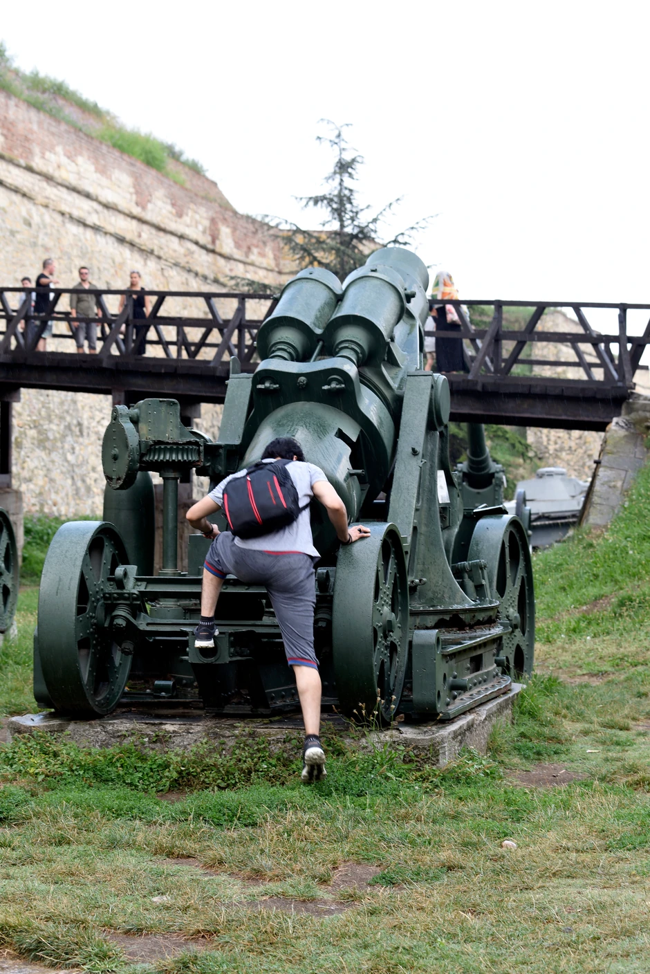 Posetioci zagledaju, ali i diraju eksponate