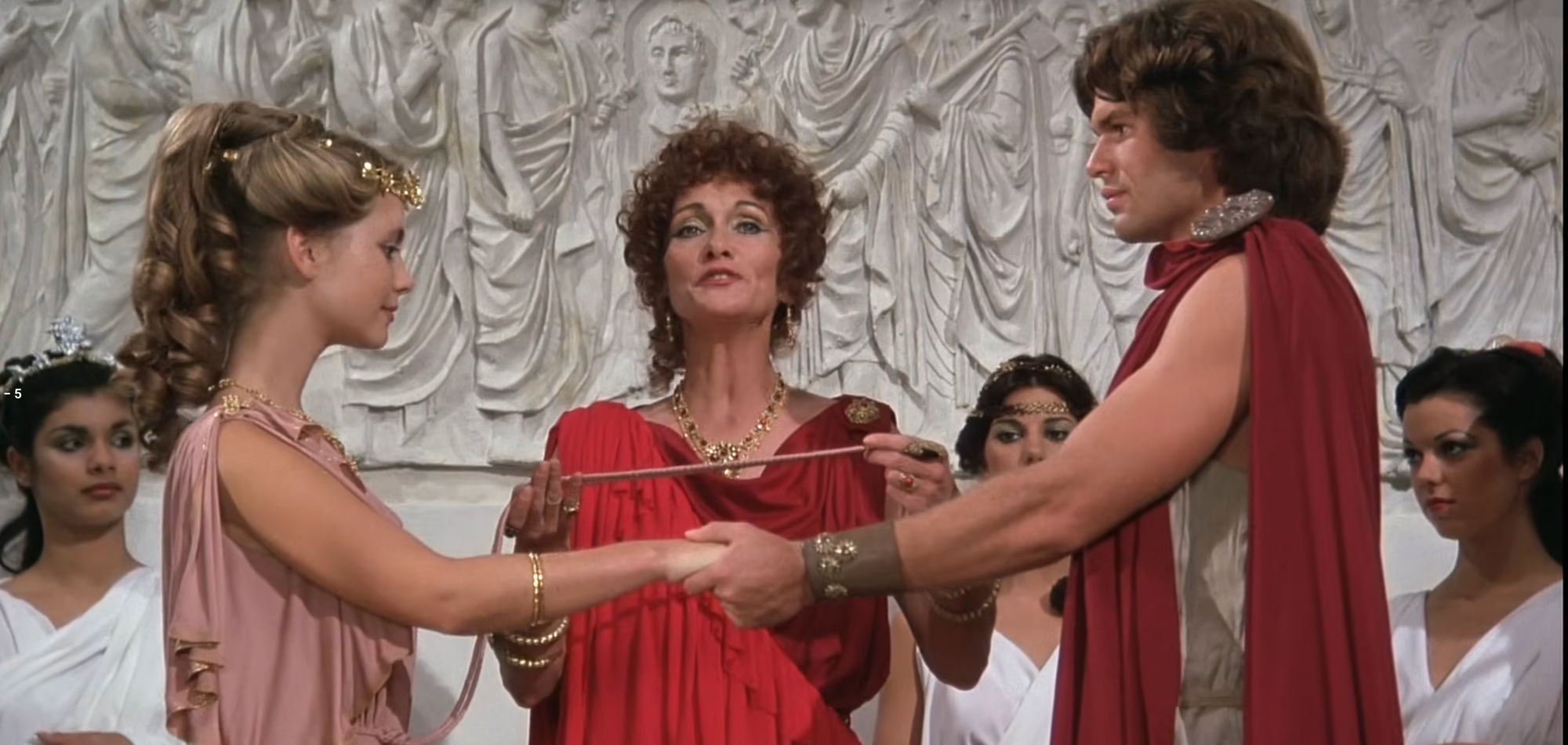 Americký herec Harry Hamlin sa preslávil ako Perseus vo filme Súboj titanov z roku 1981. 