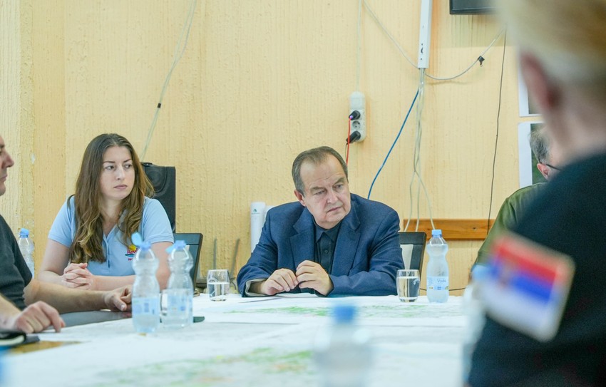 Ministar Ivica Dačić na Štabu za vanredne situacije u Deliblatskoj peščari 