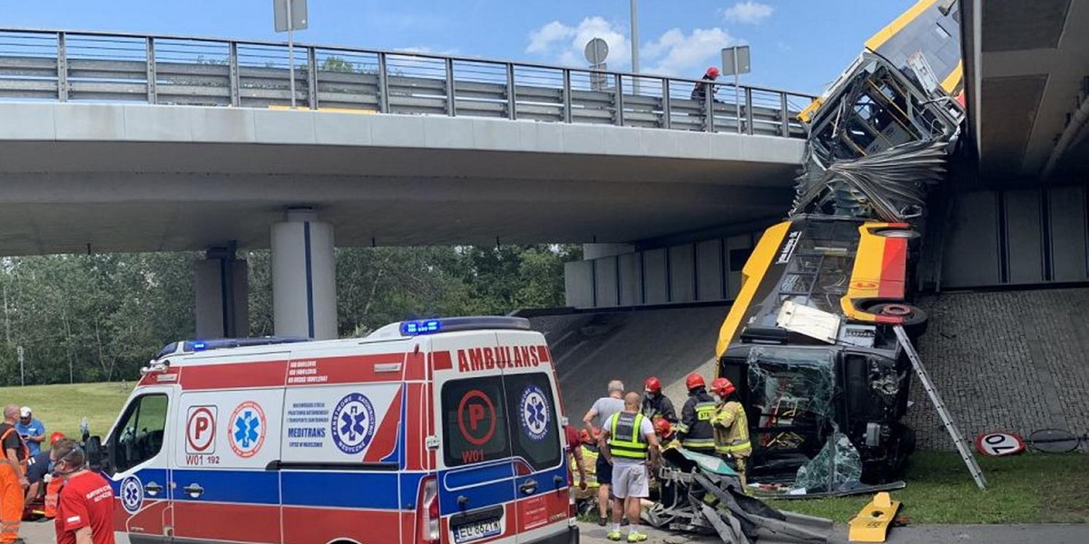 Autobus spadł z mostu. Kierowca był spóźniony i jechał szybko?