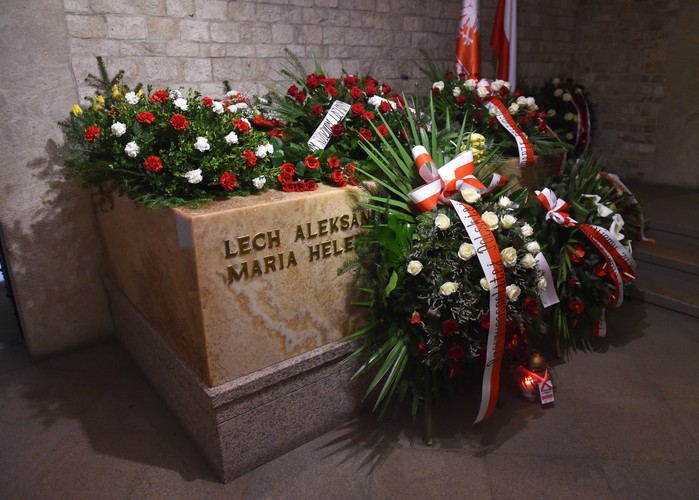 Kwiaty i wieńce przy sarkofagu Lecha i Marii Kaczyńskich w krypcie pod Wieżą Srebrnych Dzwonów na Wawelu