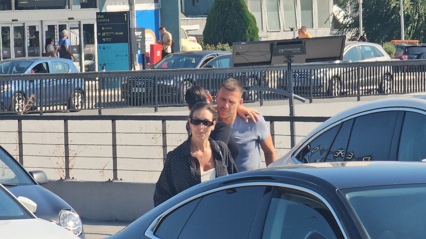 Katarina Grujić i Marko Gobeljić na aerodromu, pali poljupci