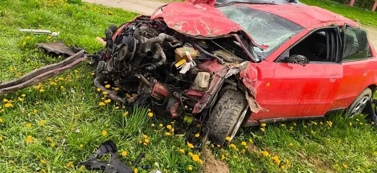 Przeleciał Audi z impetem przez dwie posesje. Zadziwiający wypadek [WIDEO]