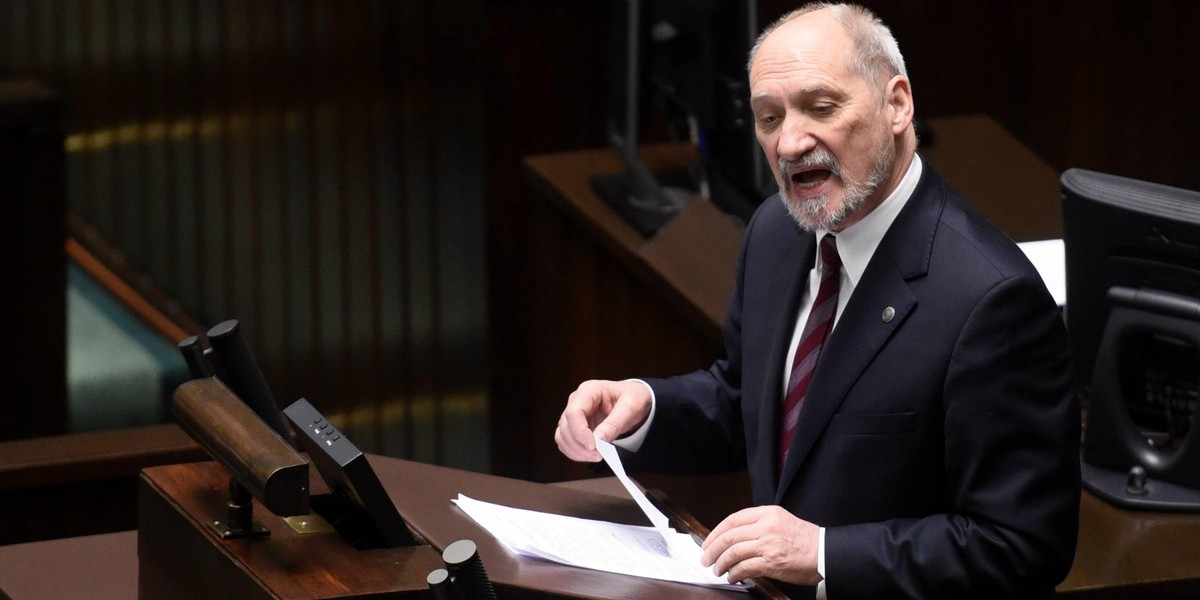 Macierewicz bije się w piersi w Sejmie. „Wytykanie mi tego jest słuszne”