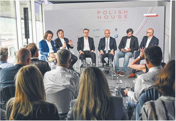 Debata w Polish House w Davos w 2022 r., w której wziął udział Paweł Nierada, I wiceprezes BGK