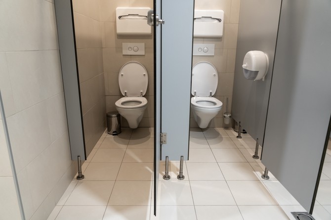 Džona je majka odmah po rođenju ostavila u javnom toaletu