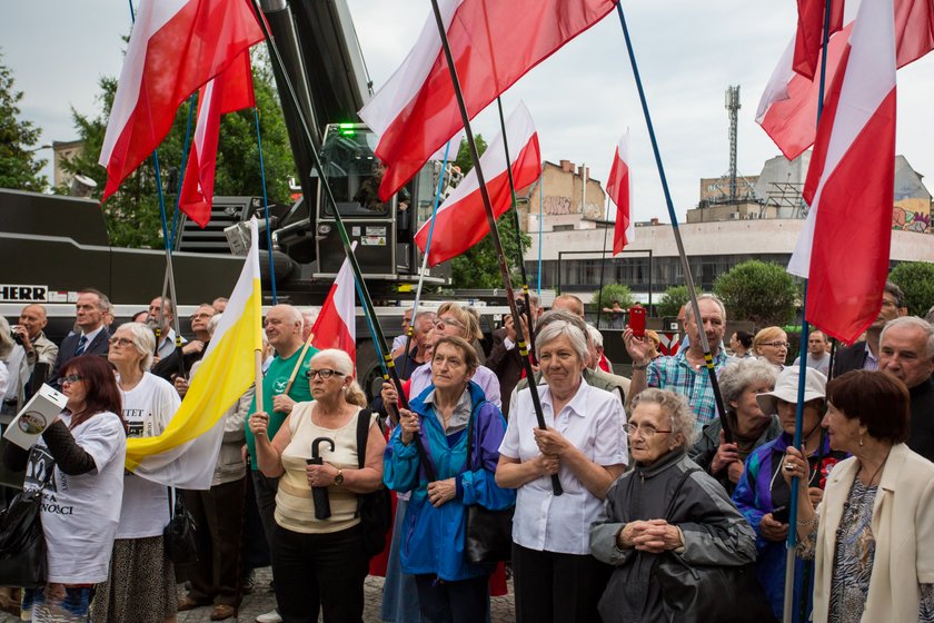 Gigantyczny Jezus eskortowany przez wojsko. Stanął nielegalnie