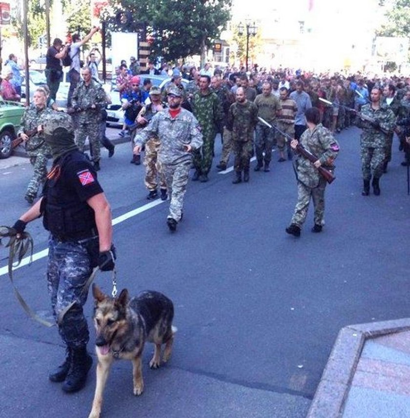 Parada jeńców w Doniecku