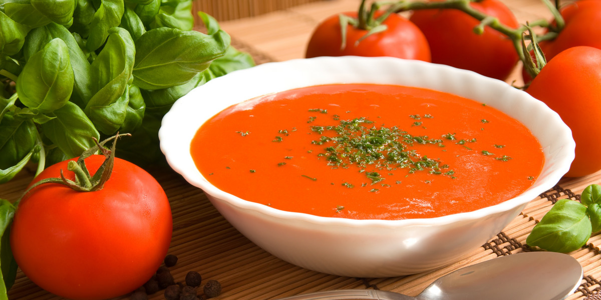 Włoską cipollatę przygotowuje się z dojrzałych pomidorów, bazylii i dlugo gotowanej cebuli.